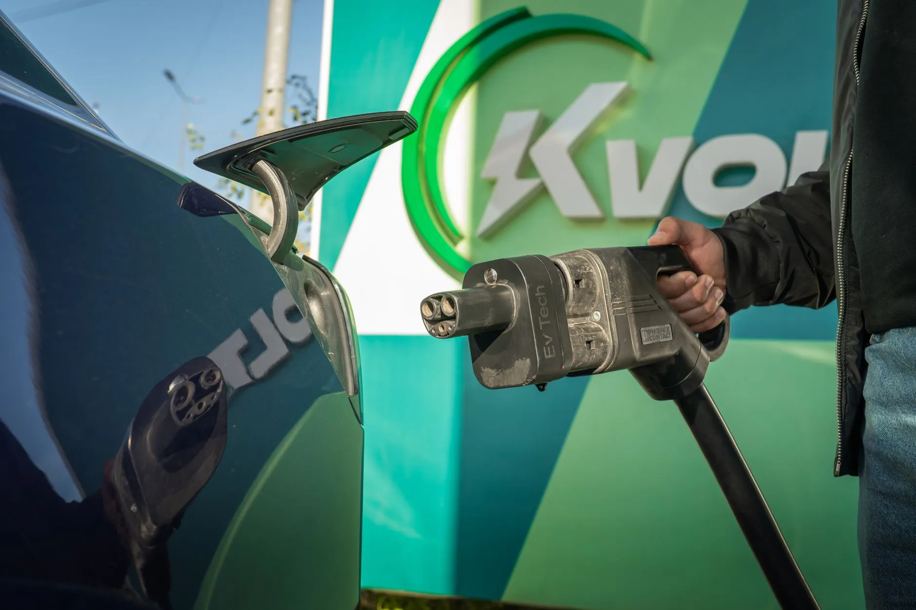 Toshkentda zeekr elektromobili yonib ketdi