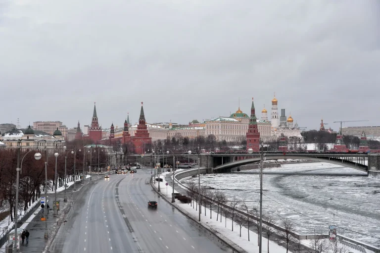 Dronlar Moskva va Peterburgdagi aeroportlarni yopdi