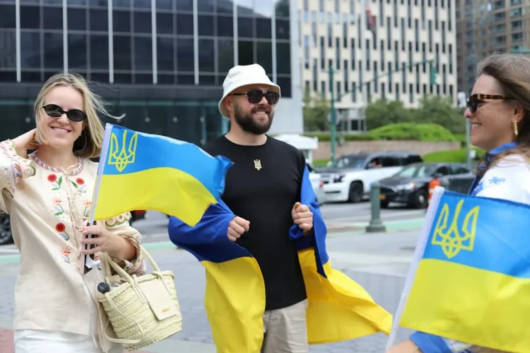 Putin Ukraina bilan uch tomonlama muzokaralarni tiklashga tayyor