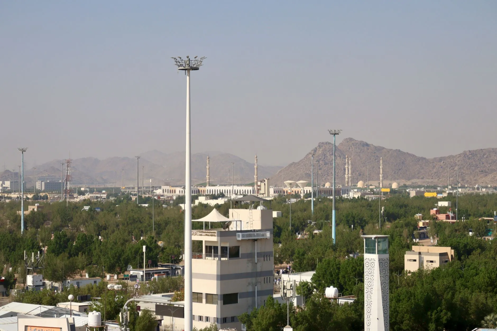 Saudi Aramco binosiga raketa hujumi: AQSH elchisi mojarosi